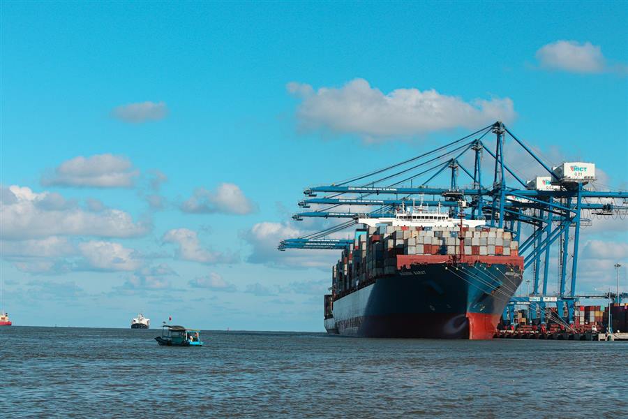 Navire porte-conteneurs au port